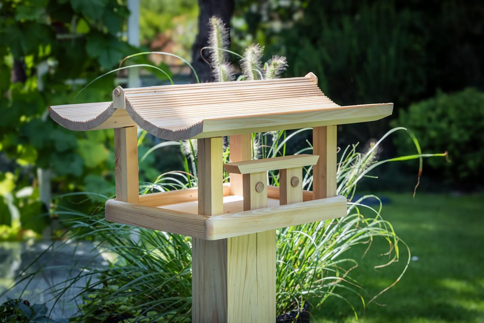 Karmnik „Pagoda” na słupku w ogrodzie